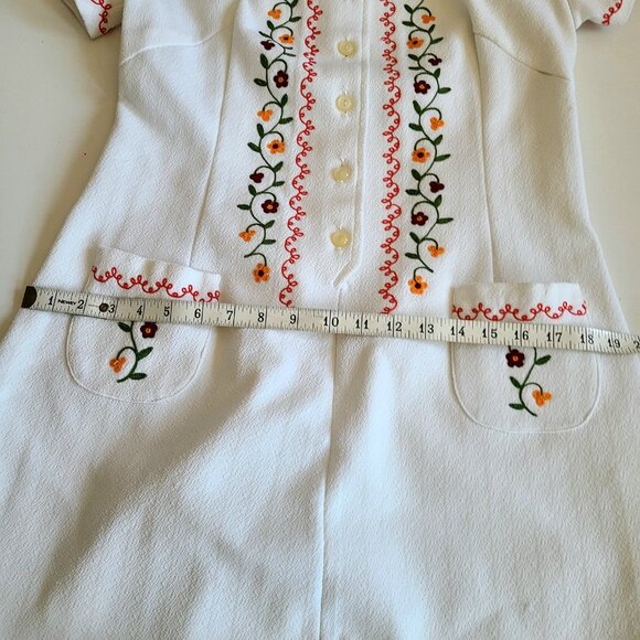 Vintage 1960s white Midi dress with embroidery and front pockets. - Picture 6 of 7